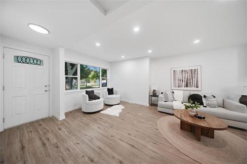 324 Yale Ave, Winnipeg, MB - Indoor Photo Showing Living Room