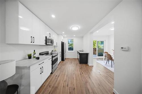 324 Yale Ave, Winnipeg, MB - Indoor Photo Showing Kitchen