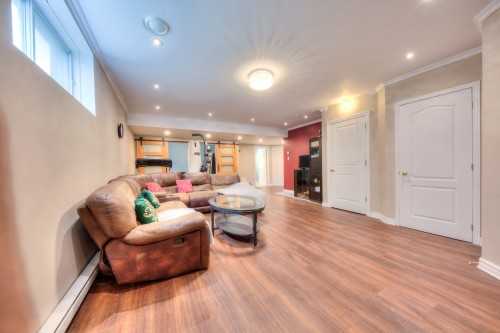 Salle familiale - 6565 Rue Corelli, Brossard, QC - Indoor