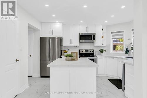 729 Turrell Crescent, Milton, ON - Indoor Photo Showing Kitchen With Upgraded Kitchen
