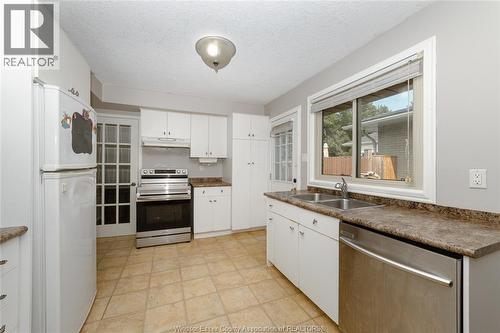 39 Patricia Street, St. Thomas, ON - Indoor Photo Showing Kitchen With Double Sink