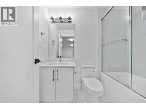 2995 E 17Th Avenue, Vancouver, BC - Indoor Photo Showing Bathroom