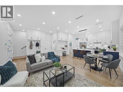 2995 E 17Th Avenue, Vancouver, BC - Indoor Photo Showing Living Room