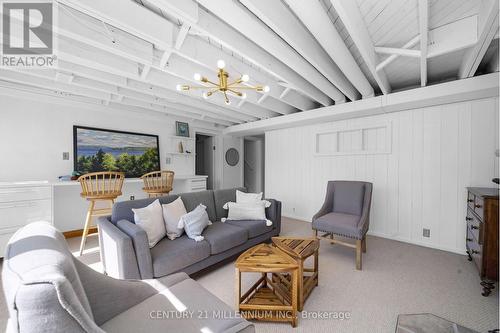 9135 Sideroad 24 Side Road, Erin, ON - Indoor Photo Showing Living Room