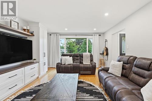 10 Taylor Crescent, Hamilton, ON - Indoor Photo Showing Living Room