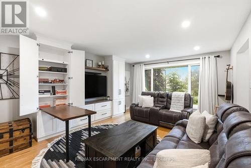 10 Taylor Crescent, Hamilton, ON - Indoor Photo Showing Living Room