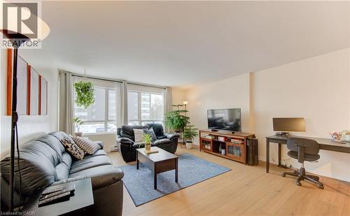 65 Highland Crescent Unit# 204, Kitchener, ON - Indoor Photo Showing Living Room