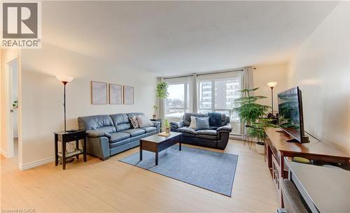 65 Highland Crescent Unit# 204, Kitchener, ON - Indoor Photo Showing Living Room