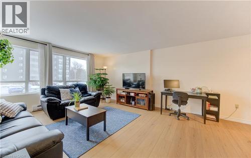 65 Highland Crescent Unit# 204, Kitchener, ON - Indoor Photo Showing Living Room