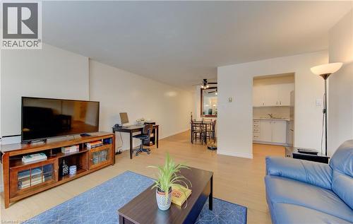 65 Highland Crescent Unit# 204, Kitchener, ON - Indoor Photo Showing Living Room