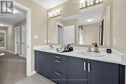 Upper 4pc bathroom - 