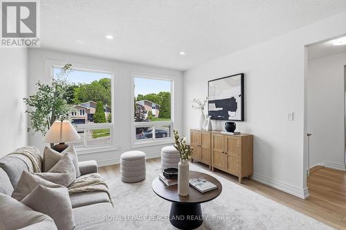 1263 Cherrydown Drive, Oshawa, ON - Indoor Photo Showing Living Room