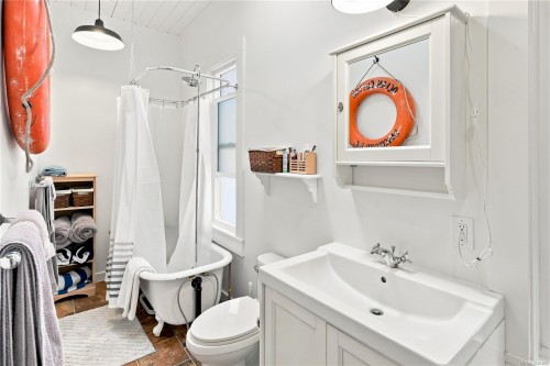 1272 Centre Rd, Victoria, BC - Indoor Photo Showing Bathroom