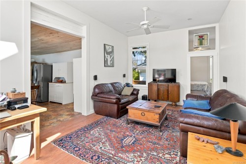 1272 Centre Rd, Victoria, BC - Indoor Photo Showing Living Room