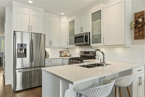 5797 Linyard Rd, Nanaimo, BC - Indoor Photo Showing Kitchen With Double Sink With Upgraded Kitchen