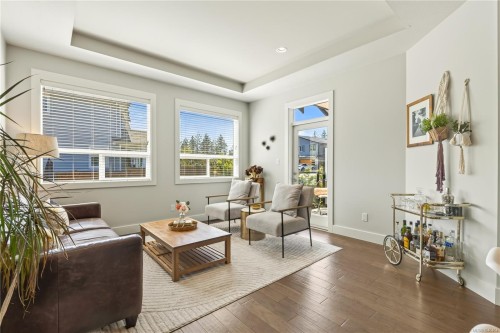 5797 Linyard Rd, Nanaimo, BC - Indoor Photo Showing Living Room