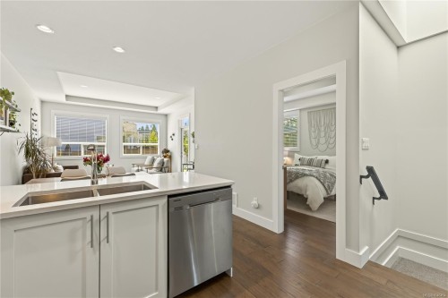 5797 Linyard Rd, Nanaimo, BC - Indoor Photo Showing Kitchen With Double Sink