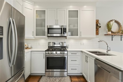 5797 Linyard Rd, Nanaimo, BC - Indoor Photo Showing Kitchen With Double Sink With Upgraded Kitchen
