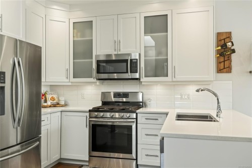 5797 Linyard Rd, Nanaimo, BC - Indoor Photo Showing Kitchen With Double Sink With Upgraded Kitchen