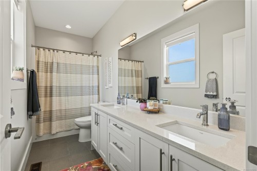 5797 Linyard Rd, Nanaimo, BC - Indoor Photo Showing Bathroom