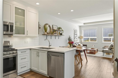5797 Linyard Rd, Nanaimo, BC - Indoor Photo Showing Kitchen With Double Sink With Upgraded Kitchen