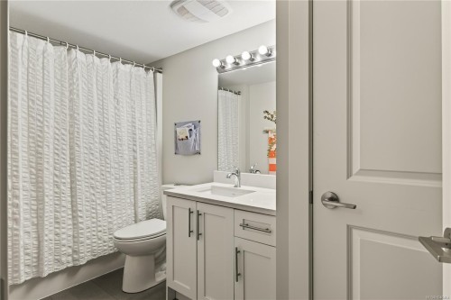 5797 Linyard Rd, Nanaimo, BC - Indoor Photo Showing Bathroom