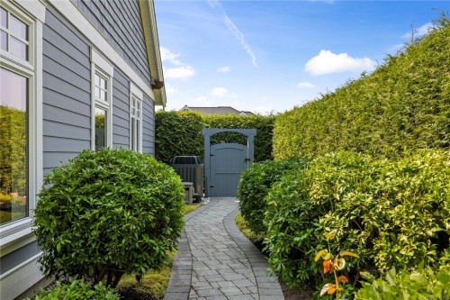 983 Bluffs Dr, Qualicum Beach, BC 