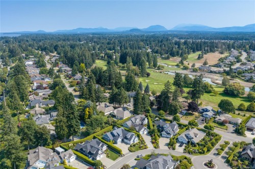 983 Bluffs Dr, Qualicum Beach, BC 