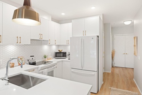 #303-2348 Beacon Ave, Sidney, BC - Indoor Photo Showing Kitchen With Upgraded Kitchen
