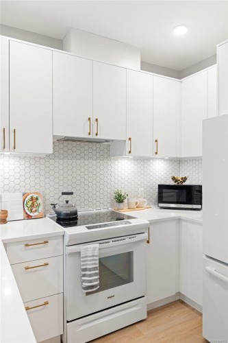 #303-2348 Beacon Ave, Sidney, BC - Indoor Photo Showing Kitchen With Upgraded Kitchen