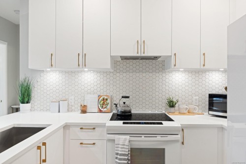 #303-2348 Beacon Ave, Sidney, BC - Indoor Photo Showing Kitchen With Upgraded Kitchen