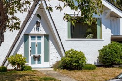 1146 Leonard St Victoria, BC V8V 2S4