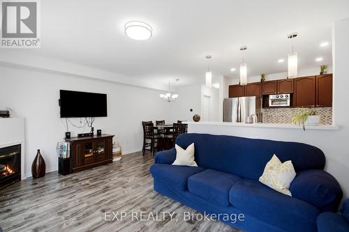 4322 Fairview Street, Burlington, ON - Indoor Photo Showing Living Room