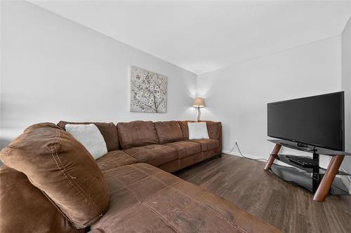 35 Brownell Bay, Winnipeg, MB - Indoor Photo Showing Living Room