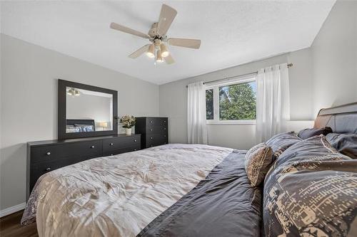 35 Brownell Bay, Winnipeg, MB - Indoor Photo Showing Bedroom