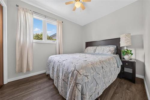 35 Brownell Bay, Winnipeg, MB - Indoor Photo Showing Bedroom