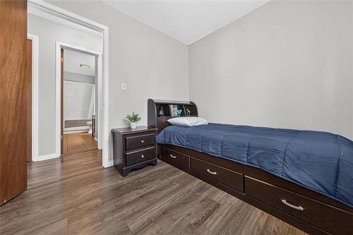 35 Brownell Bay, Winnipeg, MB - Indoor Photo Showing Bedroom