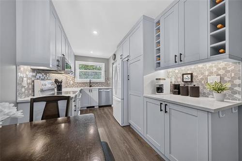 35 Brownell Bay, Winnipeg, MB - Indoor Photo Showing Kitchen