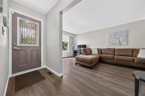35 Brownell Bay, Winnipeg, MB - Indoor Photo Showing Living Room