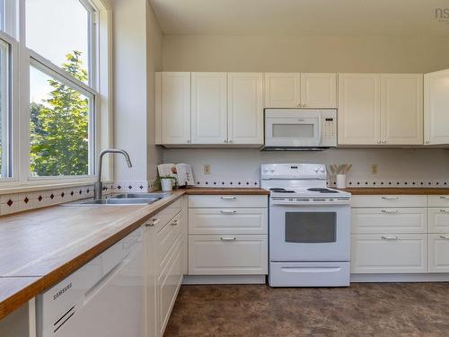 26 Thistle Street, Dartmouth, NS - Indoor Photo Showing Kitchen With Double Sink