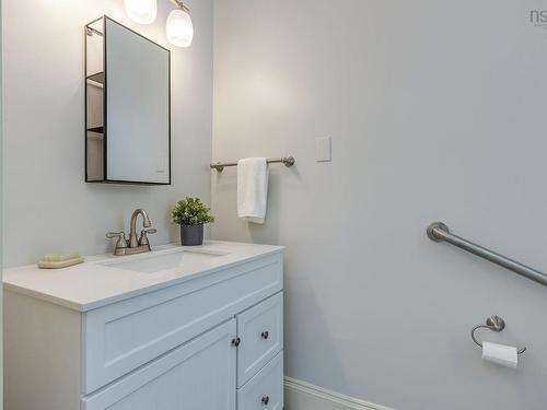 26 Thistle Street, Dartmouth, NS - Indoor Photo Showing Bathroom