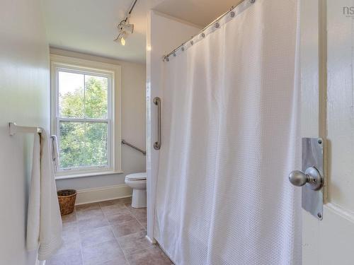 26 Thistle Street, Dartmouth, NS - Indoor Photo Showing Bathroom