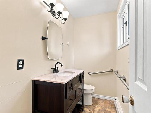 2 Applewood Lane, Dartmouth, NS - Indoor Photo Showing Bathroom