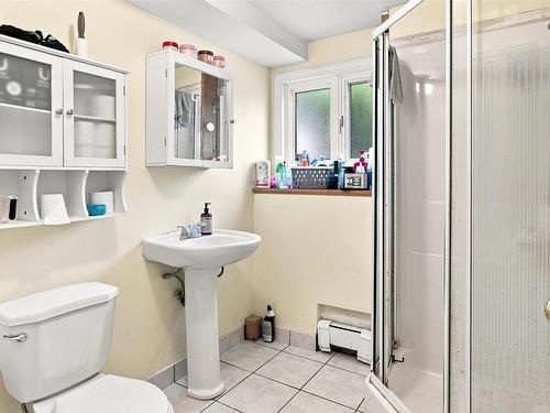 2 Applewood Lane, Dartmouth, NS - Indoor Photo Showing Bathroom