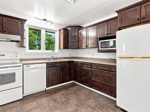 2 Applewood Lane, Dartmouth, NS - Indoor Photo Showing Kitchen With Double Sink