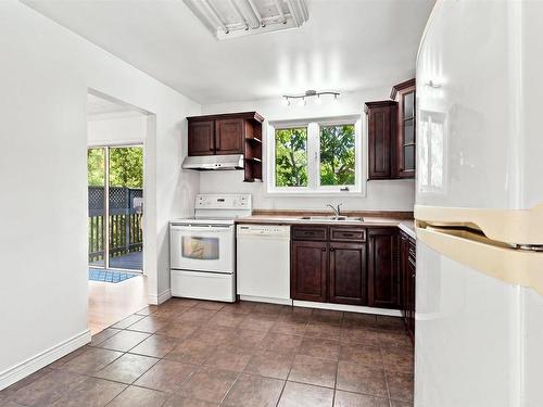 2 Applewood Lane, Dartmouth, NS - Indoor Photo Showing Kitchen With Double Sink