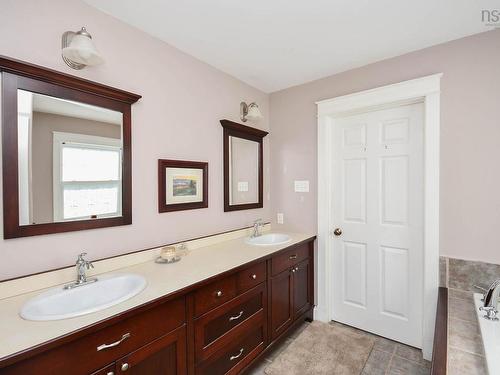 98 Parkside Drive, Valley, NS - Indoor Photo Showing Bathroom