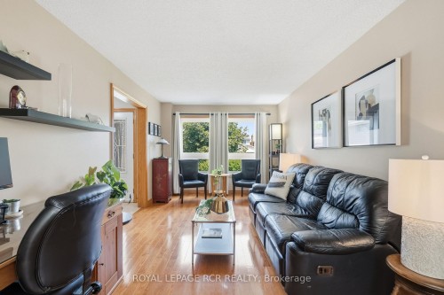 9 Doepath Way, Caledon, ON - Indoor Photo Showing Living Room