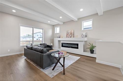 111 Oshanski Pl, West St Paul, MB - Indoor Photo Showing Living Room With Fireplace