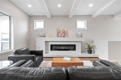111 Oshanski Pl, West St Paul, MB - Indoor Photo Showing Living Room With Fireplace
